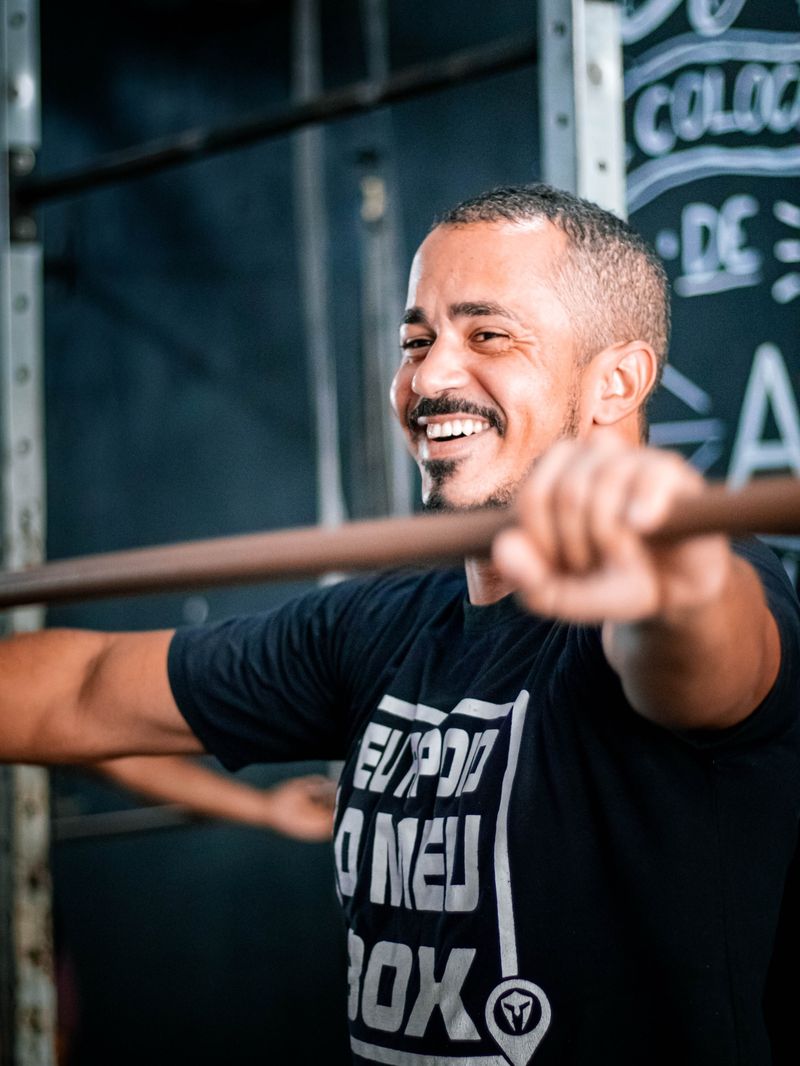 Atleta em exercício de barra sobre parede grafitada