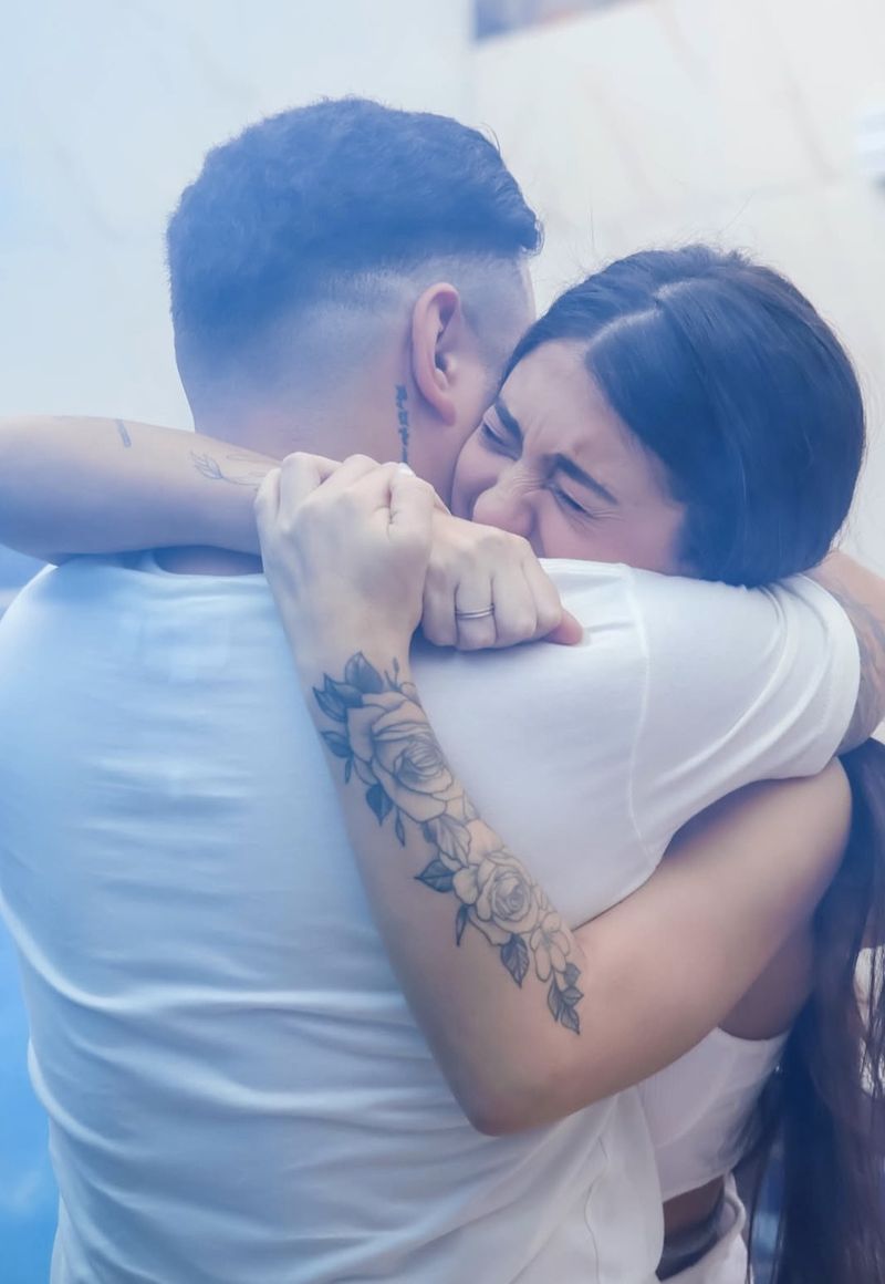 Casal em abraço emocionado durante ensaio fotográfico