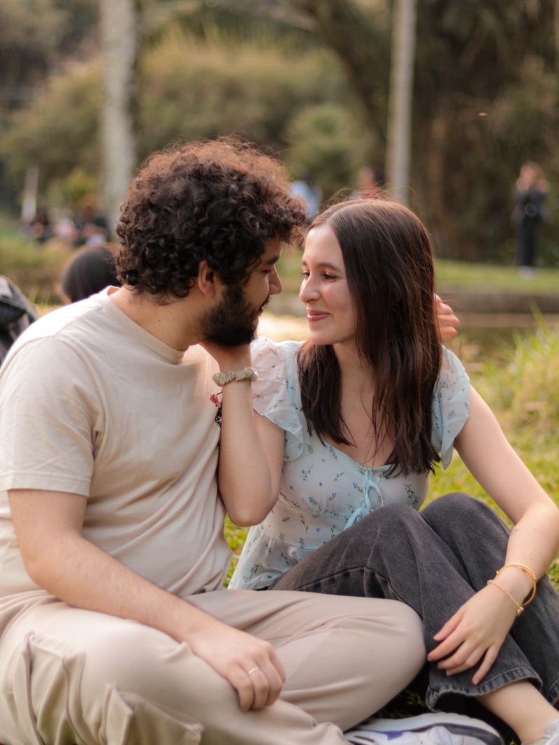 Casal sentado conversando durante ensaio ao ar livre