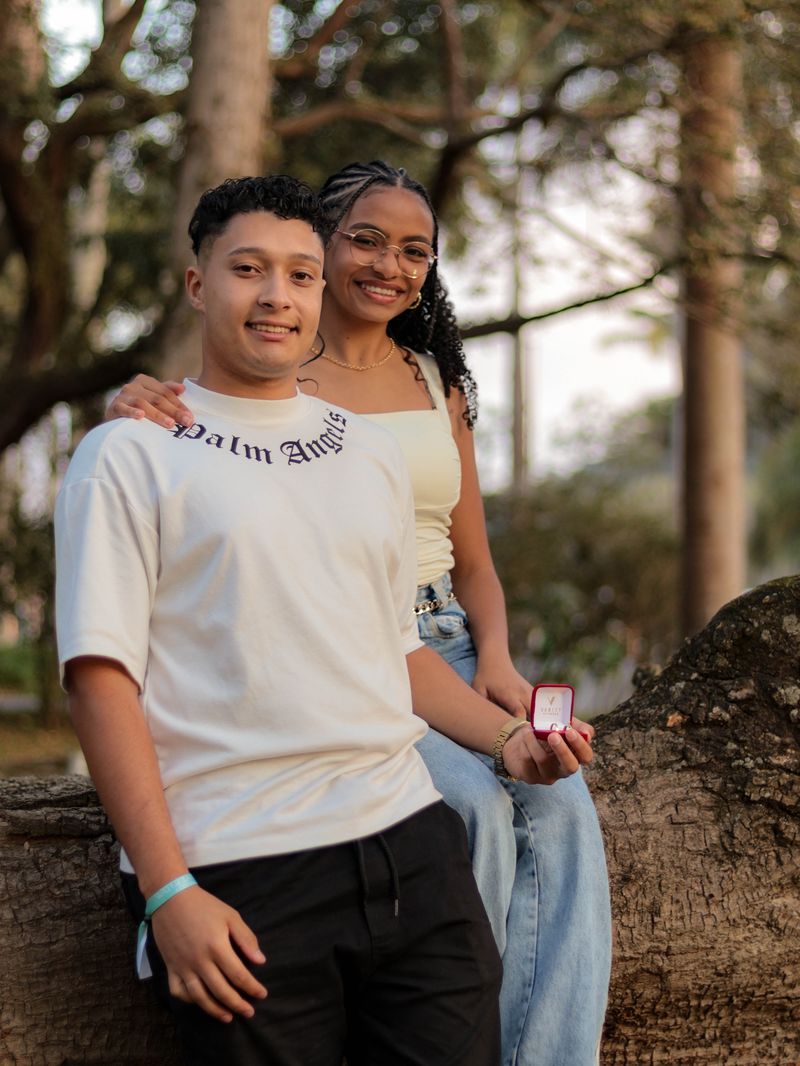 Casal durante pedido de namoro em ensaio