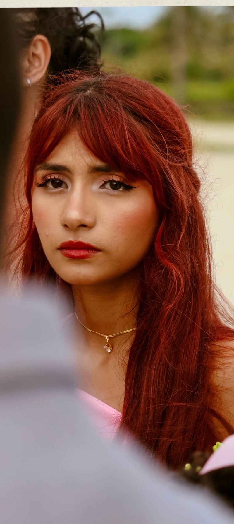 Retrato de convidada durante casamento na praia