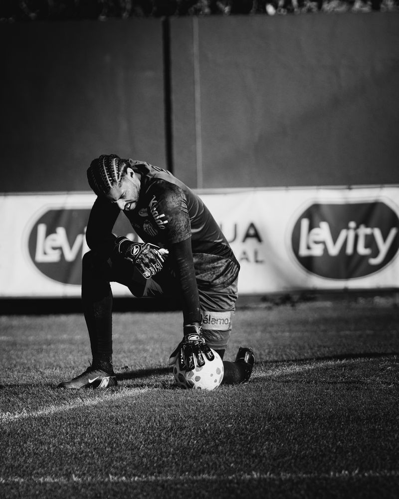 Goleiro defendendo em fotografia preto e branco