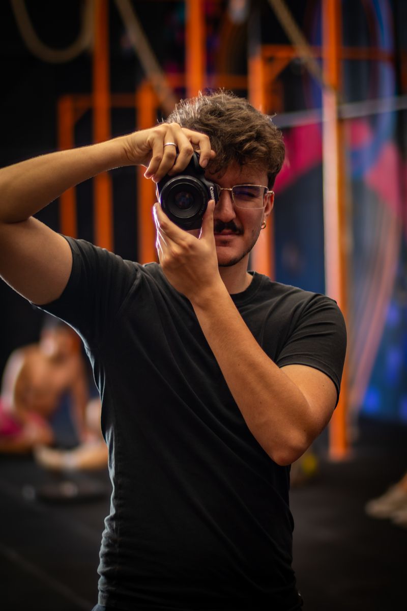 João Jardim fotografando durante um evento